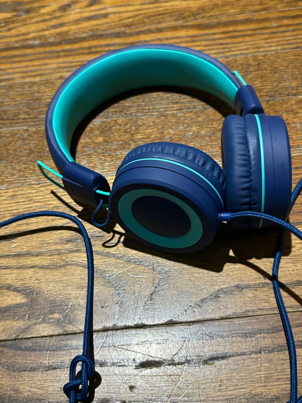 Over-Ear Wired Headphones in Teal and Navy - Comfortable Sound - Picture 4 of 9
